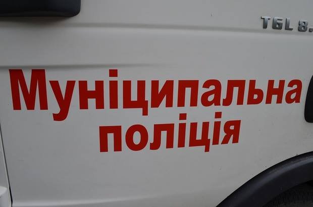 Одне авто забрав евакуатор, водія іншого – оштрафували: боротьба з "оленями" у Мукачеві триває – 04