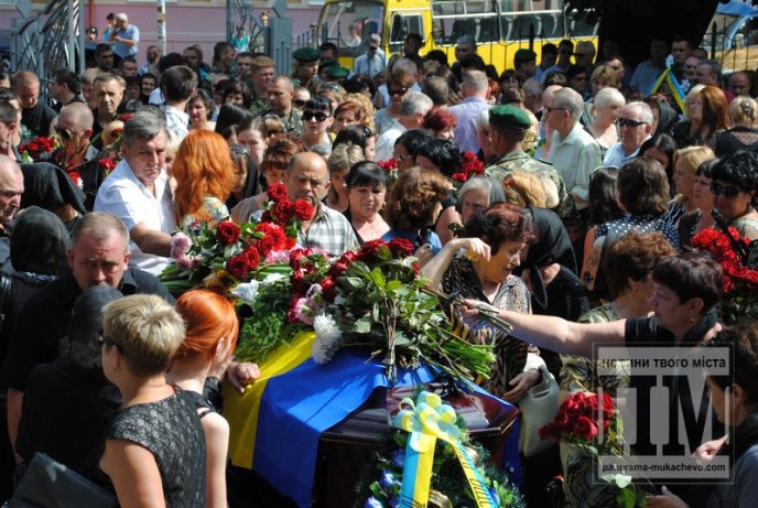 Сльози, квіти та слова подяки – у Мукачеві прощаються із загиблим Вільгельмом Штольцельом (ФОТО) – 06