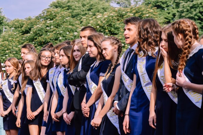 Для 690 ужгородських одинадцятикласників пролунав останній дзвінок – 14