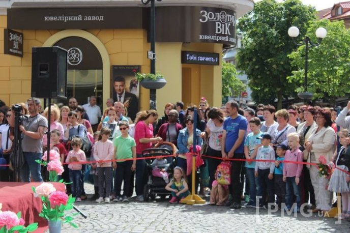 Центр Мукачева перетворився на великий концертний майданчик – 12