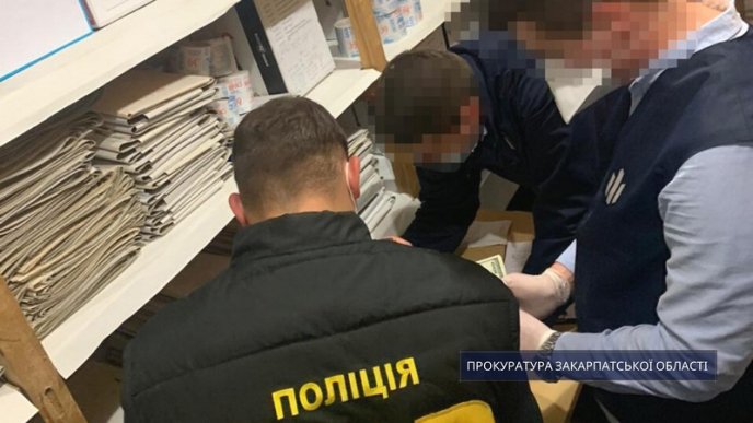 Закарпатський посадовець вимагав від підприємця 3000 доларів США – 03