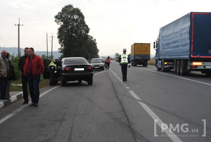 З’явились фото із місця ДТП у Старому Давидкові, де постраждало двоє школярів – 01