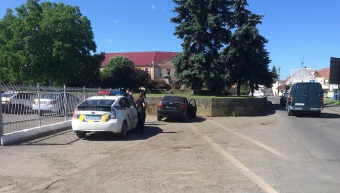 Жахлива ДТП у Мукачеві: біля МДУ "Шевроле" влетіло у бетонну стіну – 02