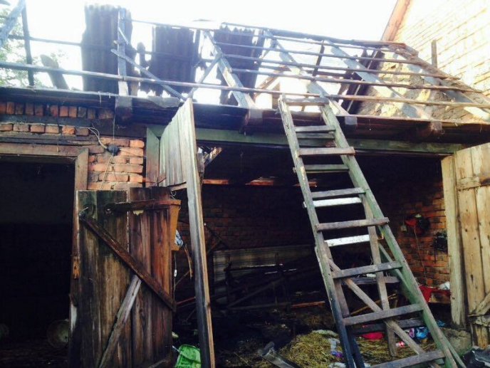 На Виноградівщині місцеві самотужки загасили палаючу будівлю – 02