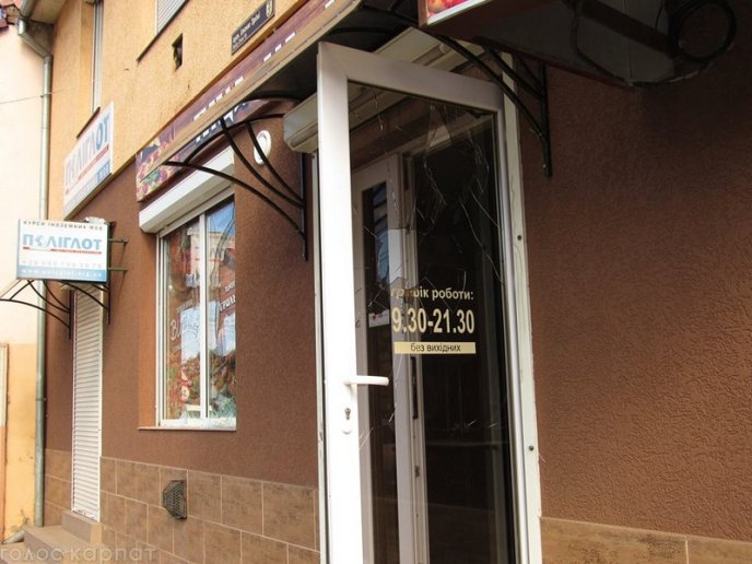 У Мукачеві невідомі розбили скло на вікнах і дверях піцерії – 04