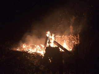 Патрульні поліцейські витягли мукачівця з палаючого будинку – 03