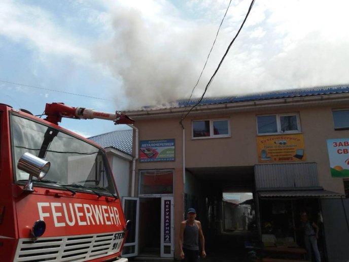 В Ужгороді на ринку "Білочка" сталась пожежа – 01