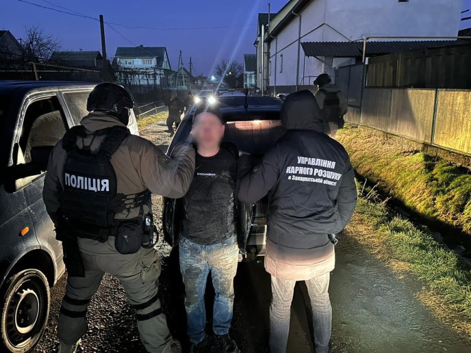 Гранатомет та автомат Калашникова: поліція показала відео затримання закарпатця – 03