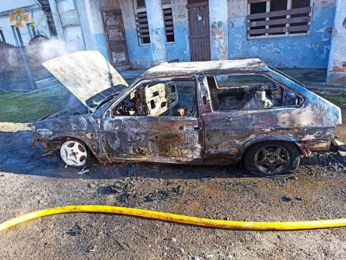 У Чинадієві згорів вщент автомобіль – 02