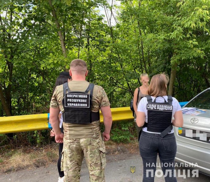 12 тисяч доларів: як на Закарпатті чоловік та жінка "заробляли" гроші – 01