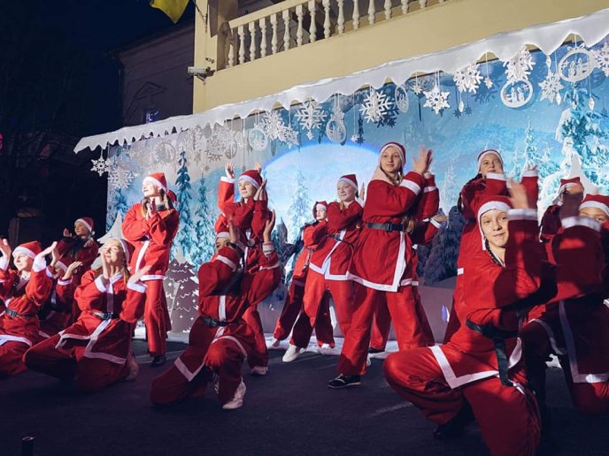 В центрі Мукачева дітлахи отримали солодкі подарунки – 07