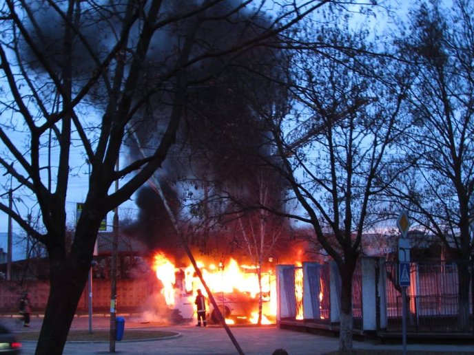 У Мукачеві горів автобус, заповнений пасажирами, – соцмережі – 01