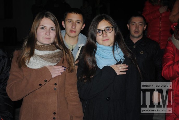 У Мукачеві запалили найбільший герб України на Закарпатті (ФОТОРЕПОРТАЖ) – 15