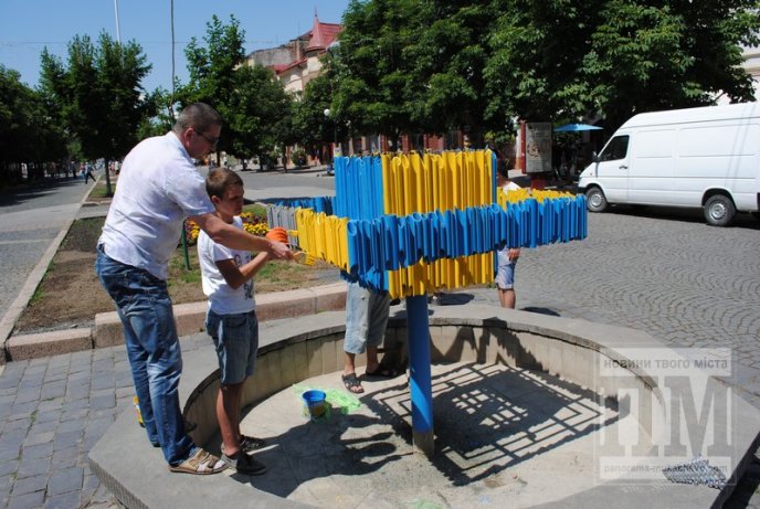 Фонтан у центрі Мукачева став жовто-блакитним (ФОТО) – 13