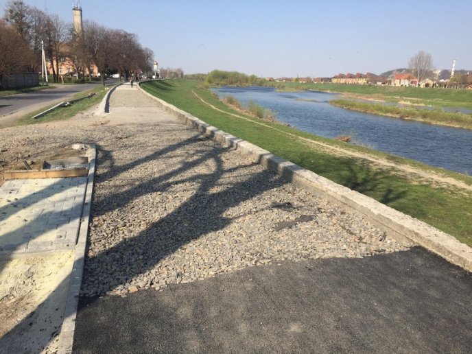 У Мукачеві на набережній роблять велодоріжку – 05
