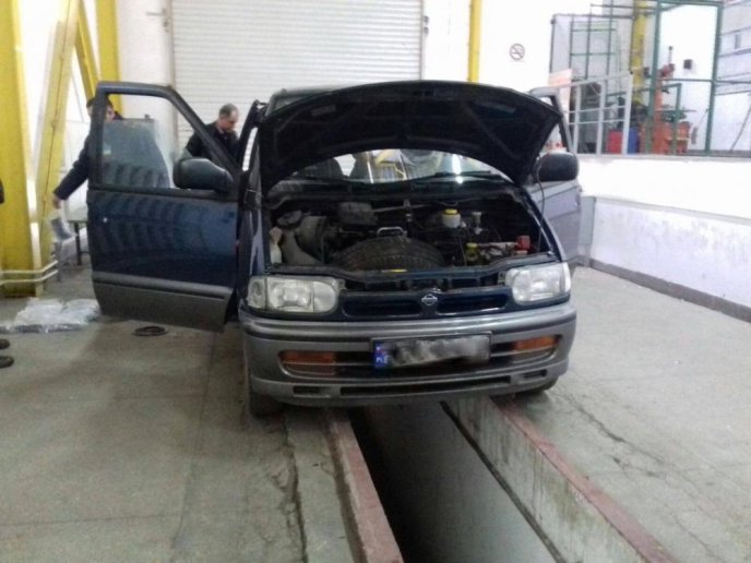 На кордоні з Угорщиною прикордонники затримали мікроавтобус напакований цигарками – 01