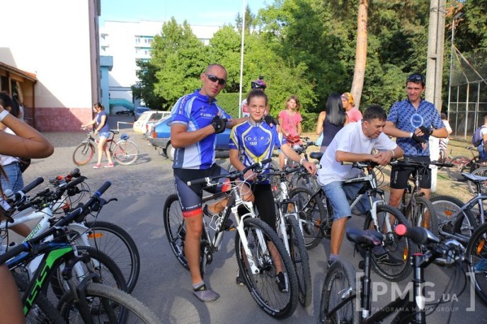 Велозаїзд у День Незалежності України та "кольоровий" флешмоб у Мукачеві: як це було – 02