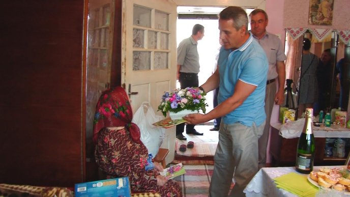 100-літня бабуся, історія життя якої гідна фільму, у день свого ювілею отримала подарунок – 02