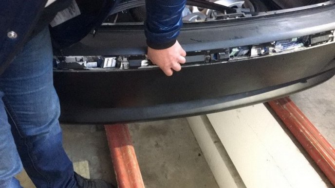 Двоє українців перевозили через кордон 30 кг бурштину та тисячі пачок сигарет – 02