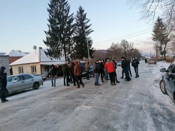Обурені закарпатці зранку перекрили дорогу – 05