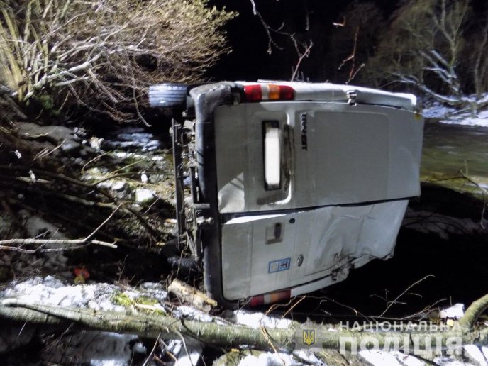 Авто перекинулося в річку: подробиці фатальної аварії – 02