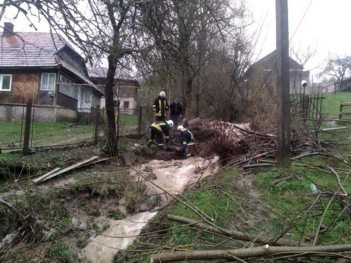Закарпаття накрила негода. Рятувальники ліквідовували наслідки – 02