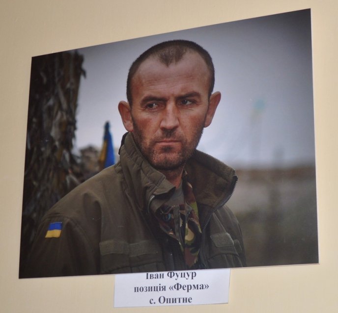 У фойє Закарпатської ОДА відкрили виставку світлин воїнів АТО – 01