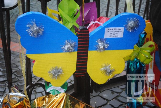 У Мукачеві повним ходом прикрашають ялинку (ФОТО) – 05