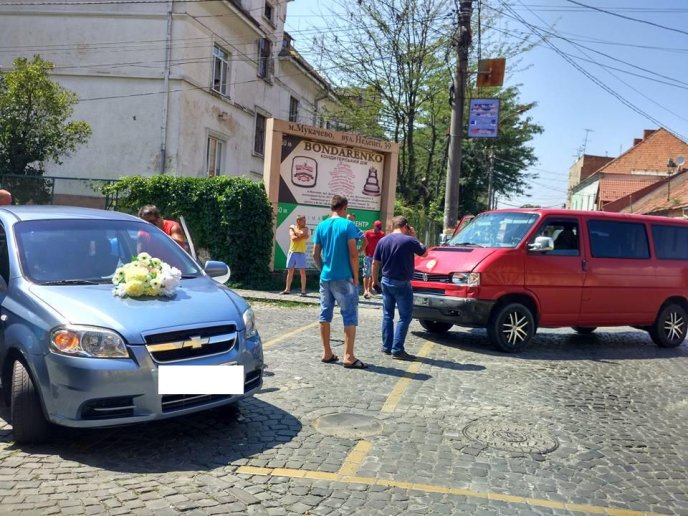 Весільна ДТП у центрі Мукачева: зіткнулись три автівки  – 01
