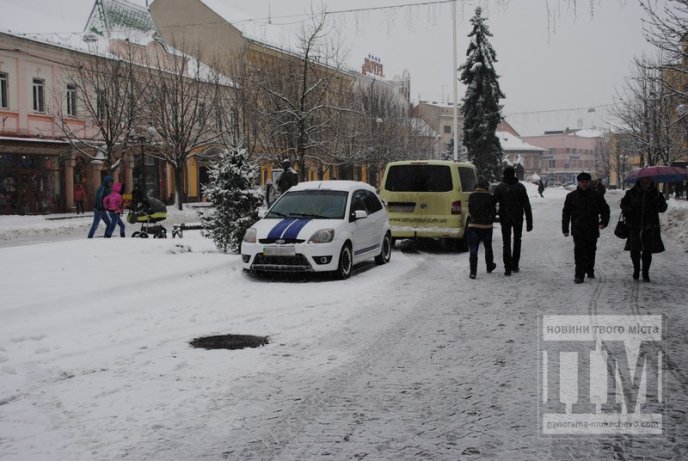 Центральну частину Мукачева комунальники очищають від снігу (ФОТО) – 05