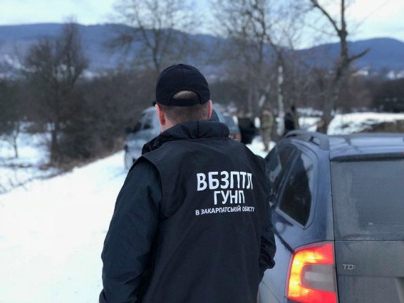 Резонансне викриття: в одному з готелів затримали чоловіка, який заробляв на нелегалах – 01 Резонансне викриття: в одному з готелів затримали чоловіка, який заробляв на нелегалах – 01
