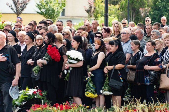Трагічний день для Ужгорода: в місті попрощалися з трьома Героями – 05 Трагічний день для Ужгорода: в місті попрощалися з трьома Героями – 05