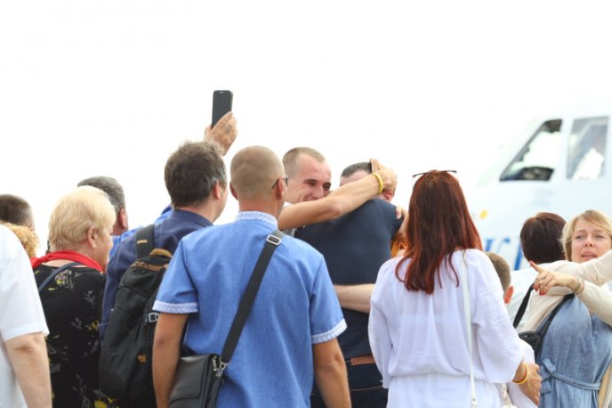 Історичні фото: як зустрічали полонених вдома – 04