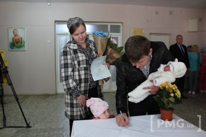 У Мукачівському пологовому будинку вперше вручили свідоцтво про народження – 11