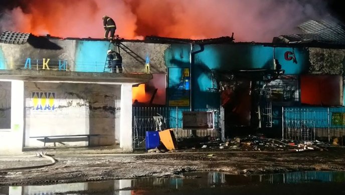 На Закарпатті згорів двоповерховий меблевий магазин, – соцмережі – 07 На Закарпатті згорів двоповерховий меблевий магазин, – соцмережі – 07
