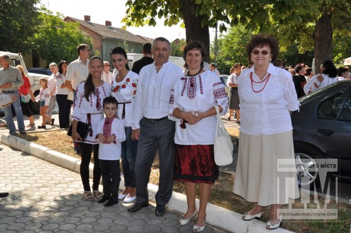 День Незалежності України у Мукачеві відзначили масштабним парадом вишиванок (ФОТОРЕПОРТАЖ) – 04