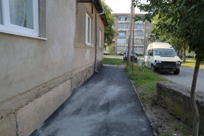 Як у Мукачеві ремонтують тротуари – 03