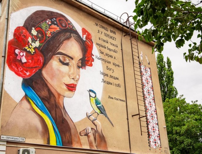 Закарпатська художниця намалювала в Ужгороді кілька патріотичних муралів – 03