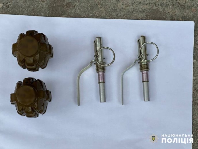 В Ужгороді сімейний кривдник ховав у кишені бойову гранату – 03 В Ужгороді сімейний кривдник ховав у кишені бойову гранату – 03