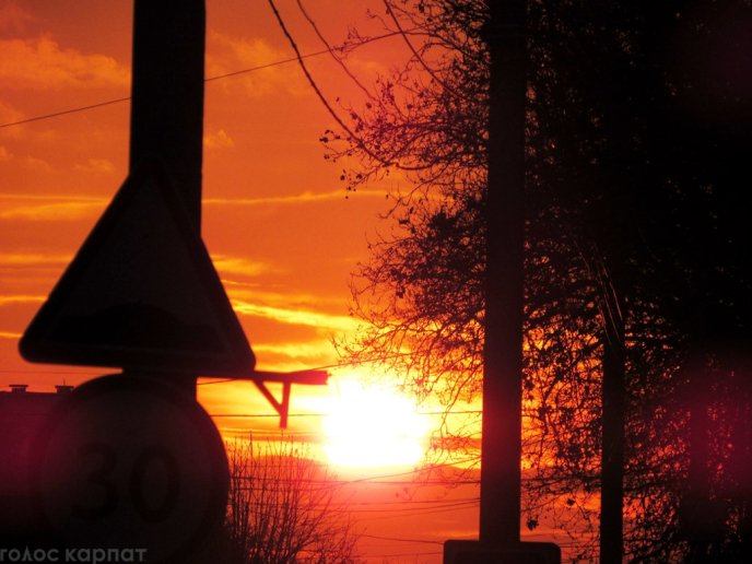 У мережі милуються неймовірно гарним заходом сонця над Мукачевом – 01