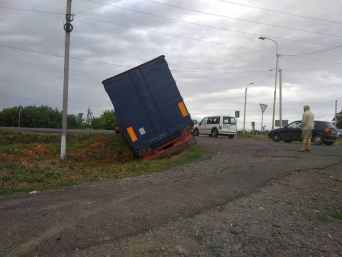 Поблизу Мукачева вантажівка з’їхала у кювет – 06