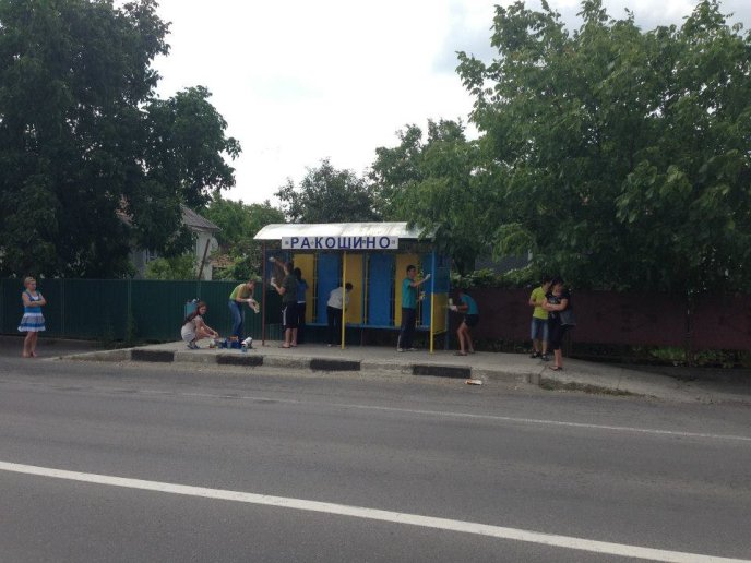 В селі Ракошино вказівник та автобусні зупинки перефарбували у кольори національного прапору України (ФОТО) – 08