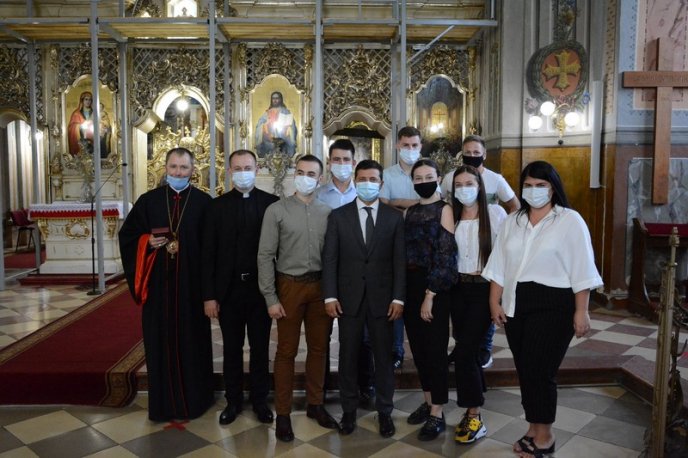 Володимир Зеленський відвідав один із відомих храмів Закарпаття – 07