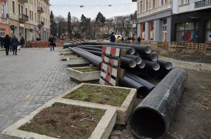 На площі Шандора Петефі в Ужгороді завершується перший етап реконструкції – 07