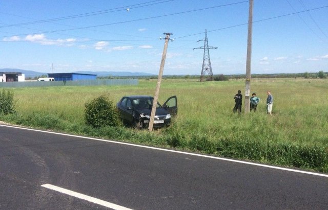 На Мукачівщині автомобіль злетів з дороги та врізався в електроопору – 01