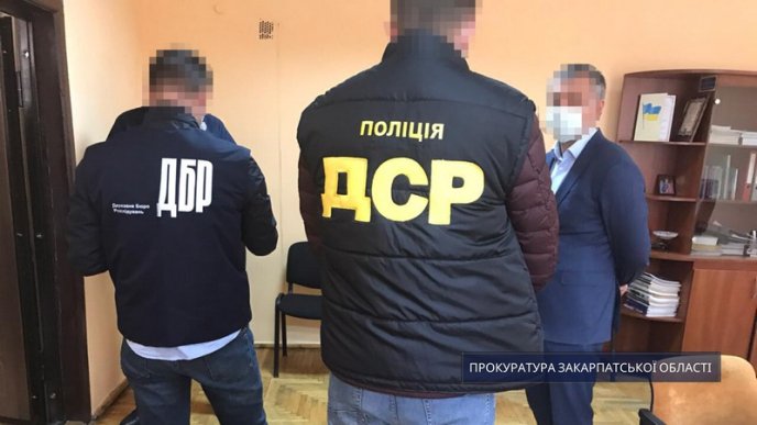 Закарпатський посадовець вимагав від підприємця 3000 доларів США – 01