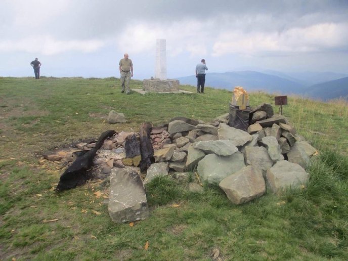Перечинські правоохоронці розшукали осіб, котрі пошкодили хрест на Полонині Руна – 01