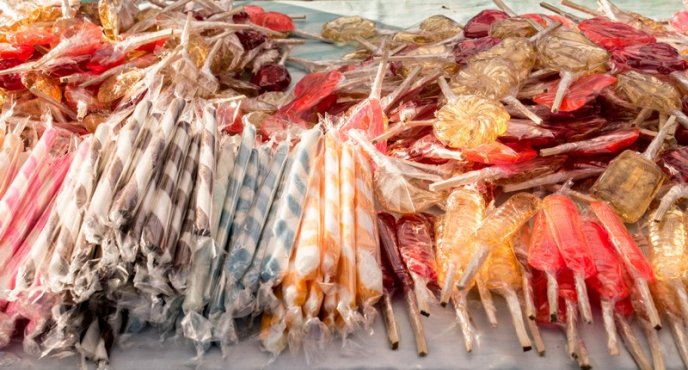 Набережна Мукачева, перед монастирем, нагадує торгову алею (ФОТО) – 18