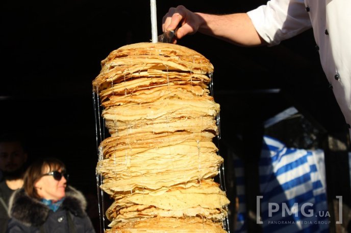 На "Варишській палачінті" у Мукачеві встановили найбільшу вежу з млинців на Закарпатті – 05