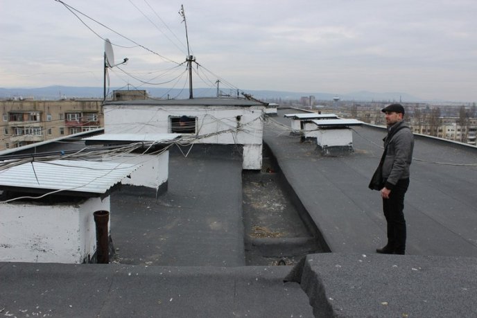 В Ужгороді жителі багатоповерхівки на вулиці Минайській оновили дах будинку – 12